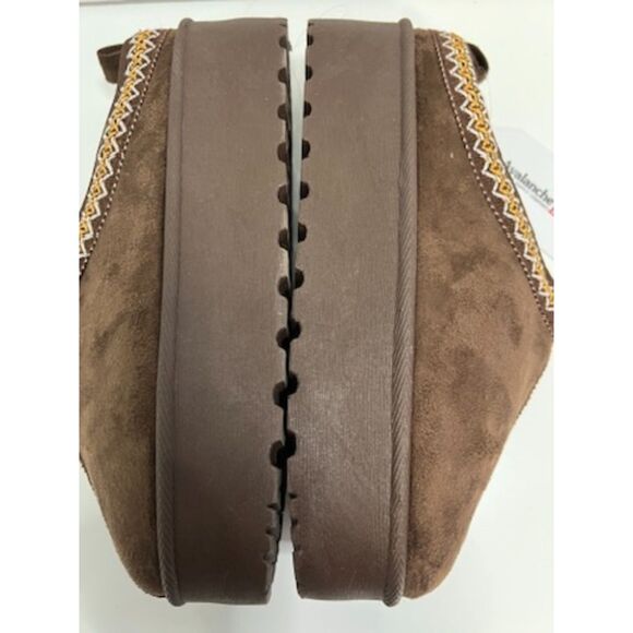 NWT Avalanche Cozy Slippers in dark brown. Size 9. - Picture 5 of 8